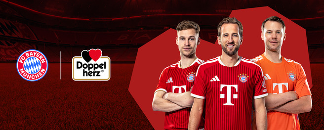 Tri fudbalera u crvenim dresovima FC Bayern München poziraju u nogometnom stadionu. U sredini se nalazi logo kluba, dok sa lijeve strane stoji logo proizvoda Doppelherz. Pozadina je tamnocrvena.