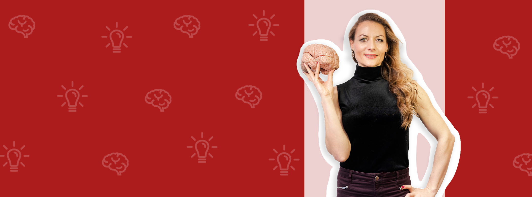 Žena s dugom plavom kosom drži model ljudskog mozga u ruci. Odjevena je u crnu majicu i tamne hlače, s osmijehom na licu. Pozadina je crvena s ikonama svjetla i mozga, simbolizirajući kreativnost ili inteligenciju.